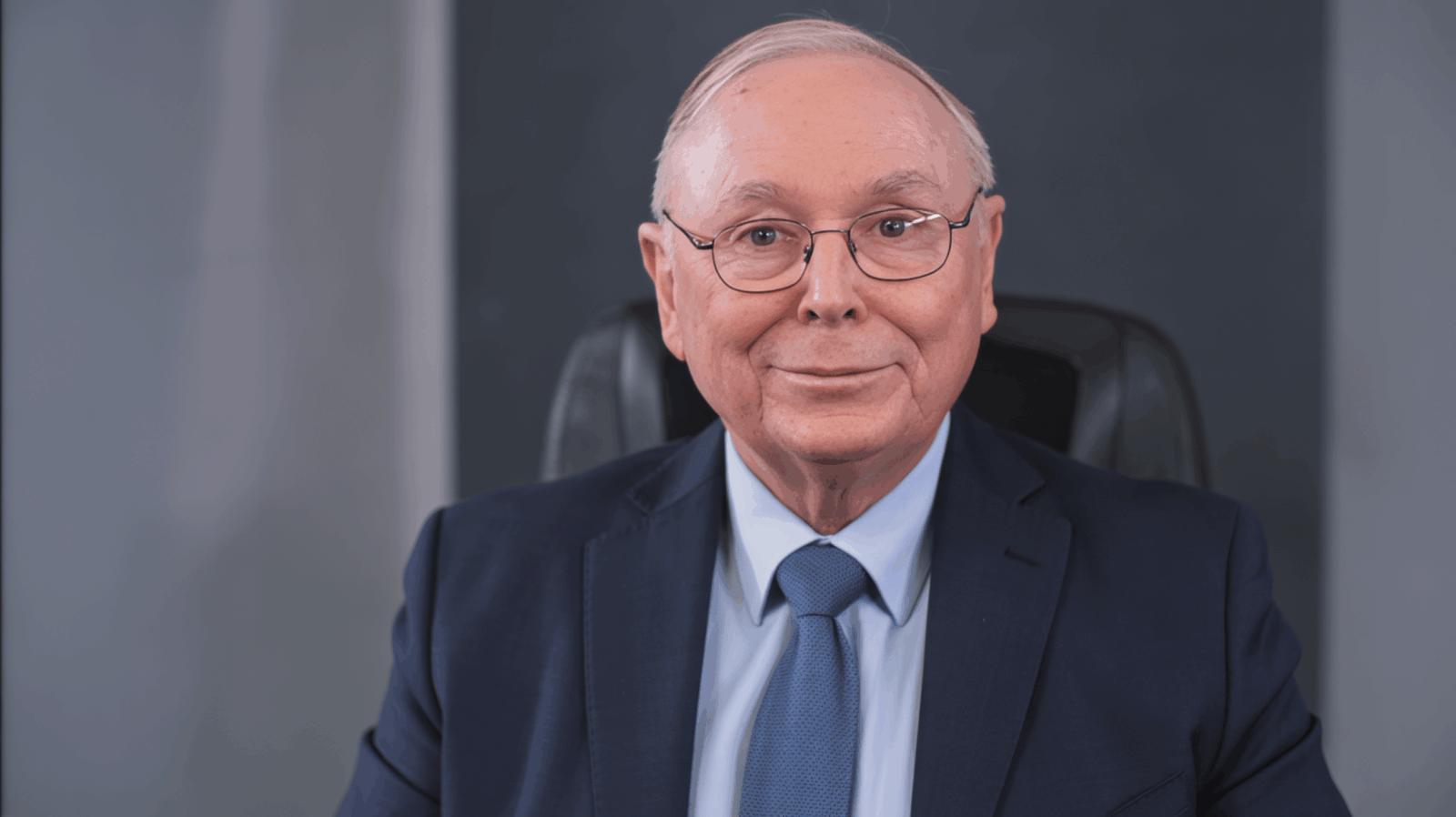 5 Signs You’re Moving From Middle Class To Rich, According To Charlie Munger
