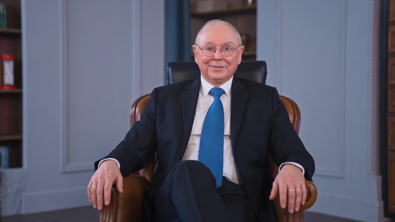 10 Lessons on Life and Money From Charlie Munger That Most People Learn Too Late