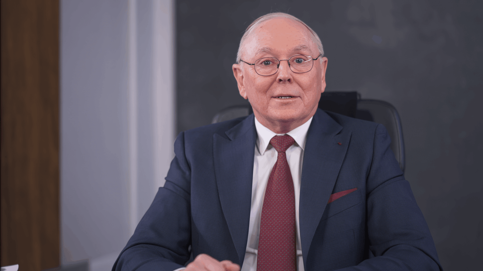 5 Marcus Aurelius Lessons On How To Think Clearly That Charlie Munger Agrees With (Stoicism)