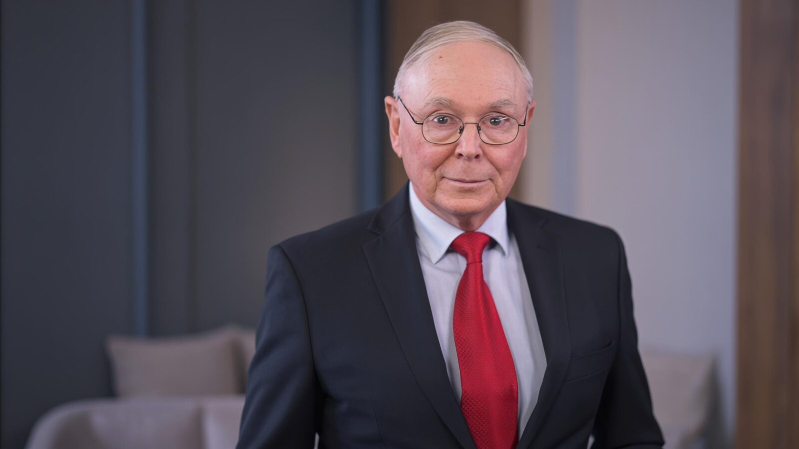 Charlie Munger's "Man With a Hammer" Warning: 7 Ways This One Thinking Error Ruins Smart People's Decisions 2 Charlie Munger’s “Man With a Hammer” Warning: 7 Ways This One Thinking Error Ruins Smart People’s Decisions