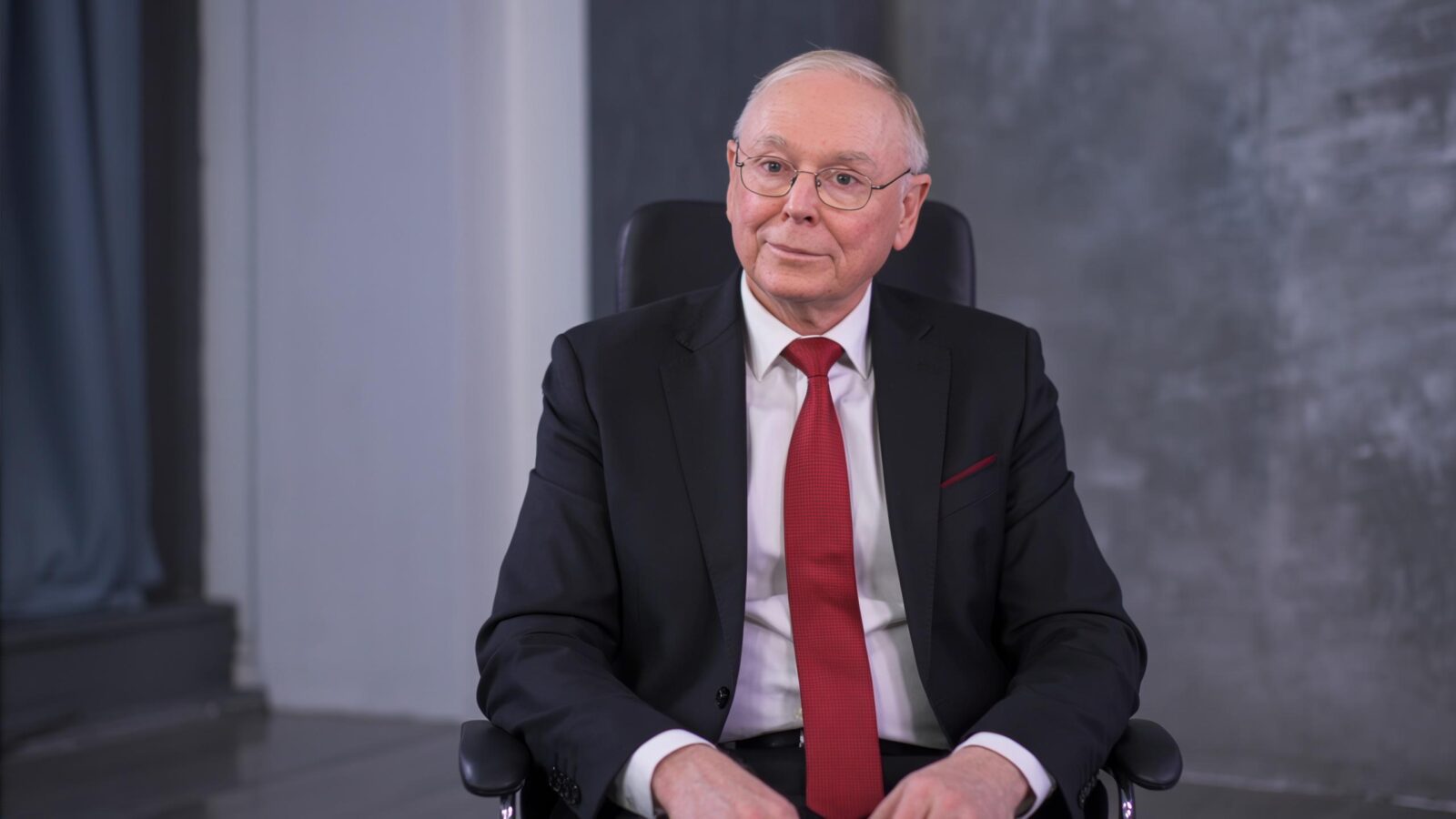 How Charlie Munger's "Inversion Thinking" Helped Him Become a Billionaire 2 How Charlie Munger’s “Inversion Thinking” Helped Him Become a Billionaire
