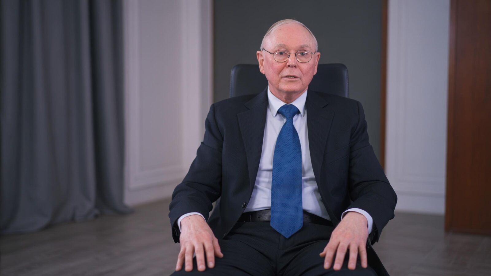 4 Psychology Tricks to Build Self-Discipline, According to Charlie Munger