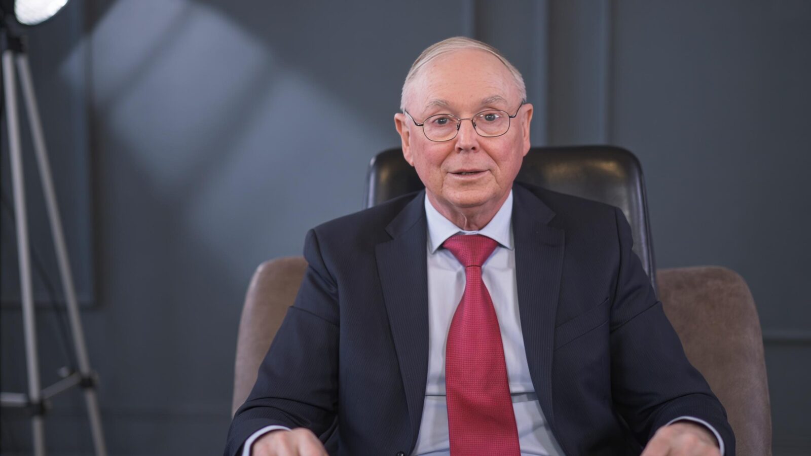 People Who Always Move Forward in Life Usually Display These 10 Patterns of Behavior, According to Charlie Munger 2 People Who Always Move Forward in Life Usually Display These 10 Patterns of Behavior, According to Charlie Munger