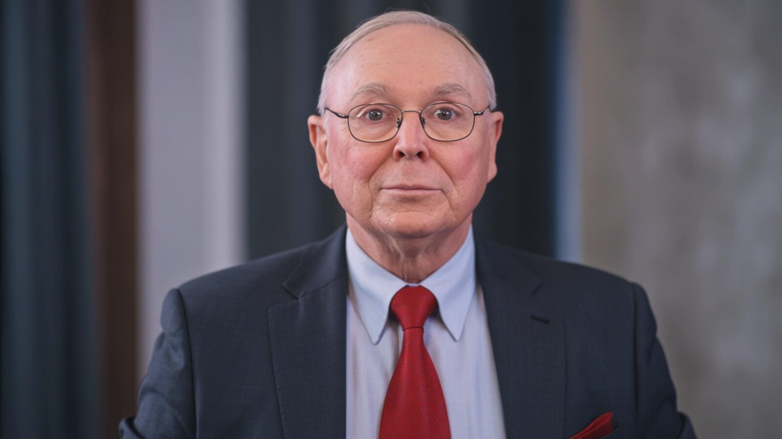 People With High Emotional Intelligence Display These 10 Behaviors, According to Charlie Munger 2 People With High Emotional Intelligence Display These 10 Behaviors, According to Charlie Munger