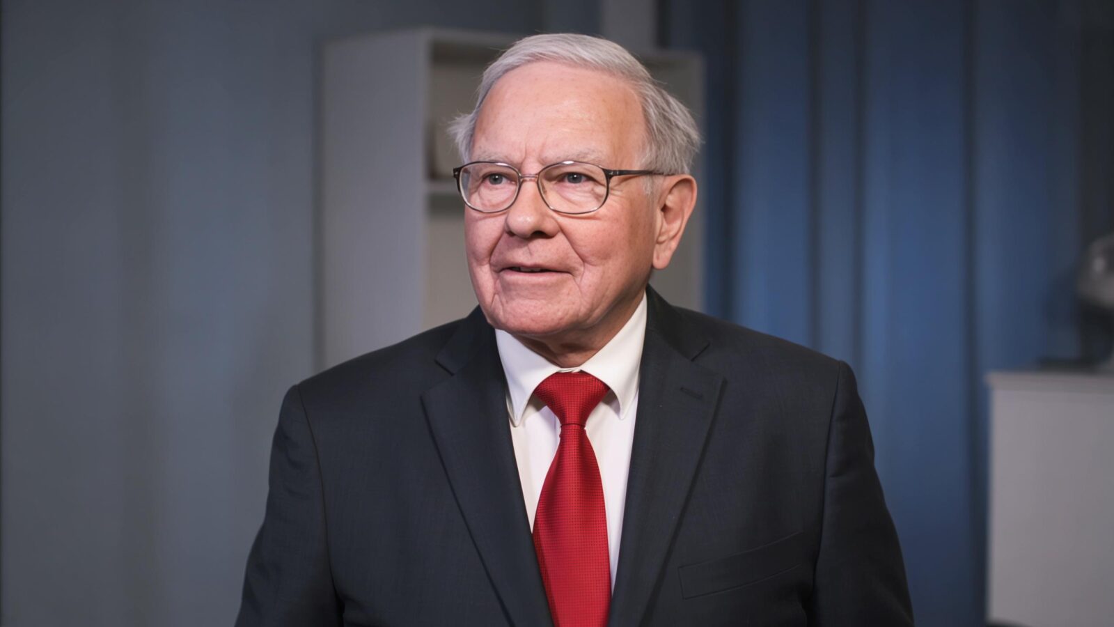 Warren Buffett Said These 5 Money Habits Keep Smart People Broke Their Whole Lives